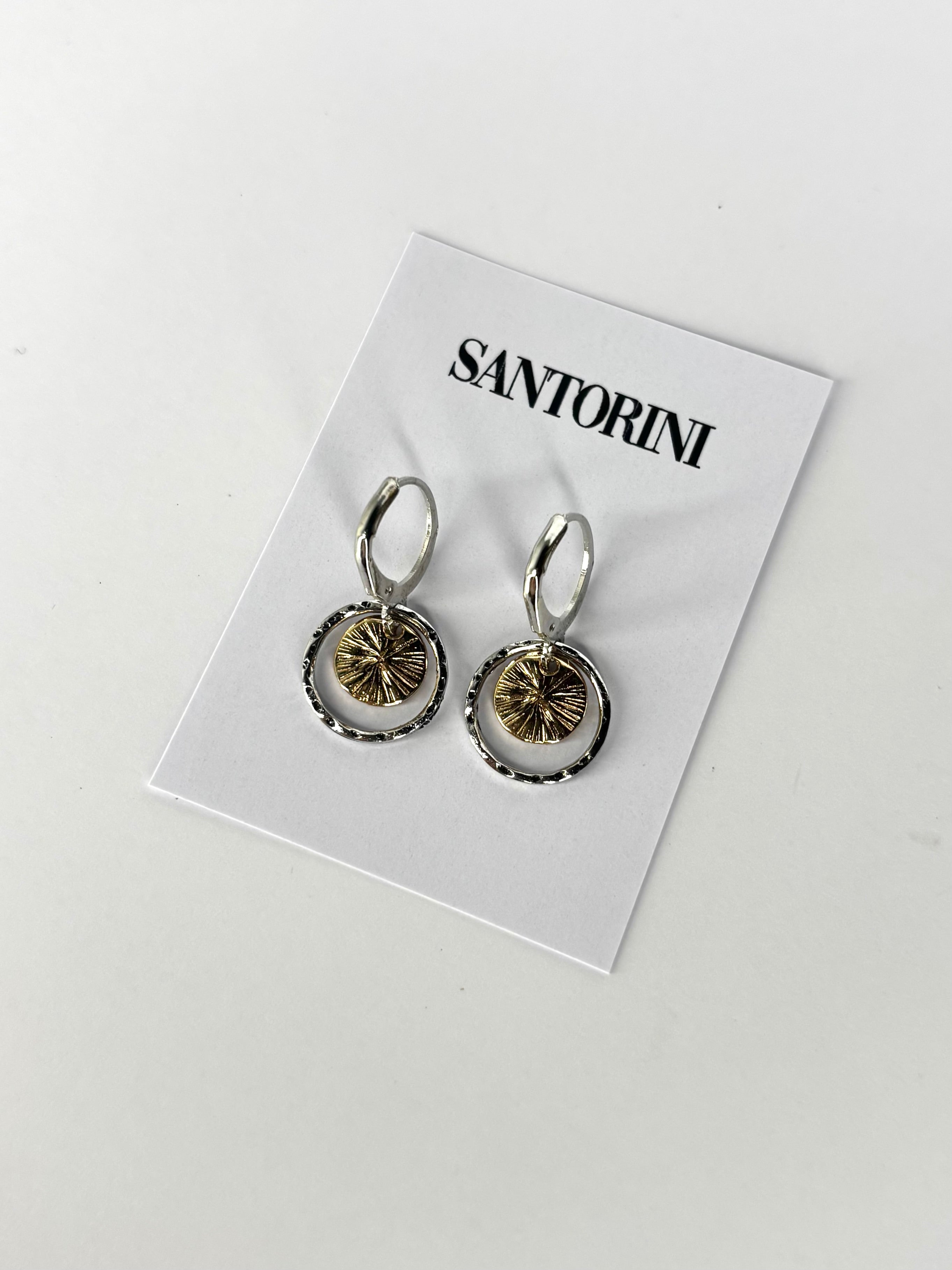 Caravanas plateadas con medalla dorada