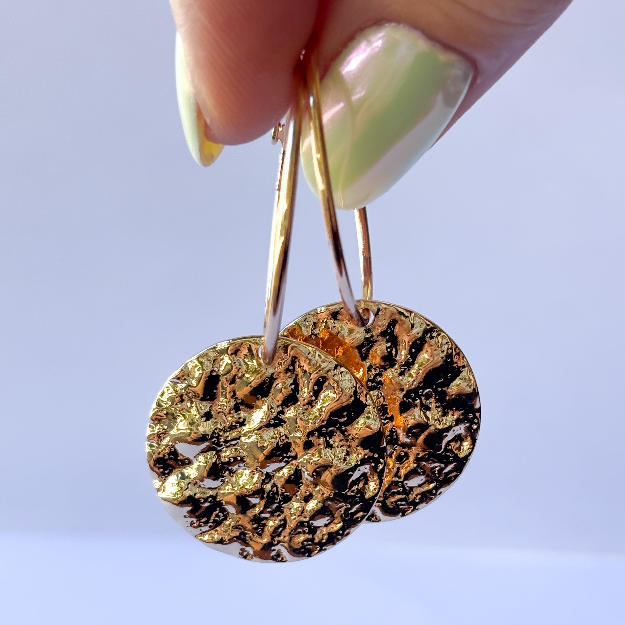 Aros medalla Martillada dorada