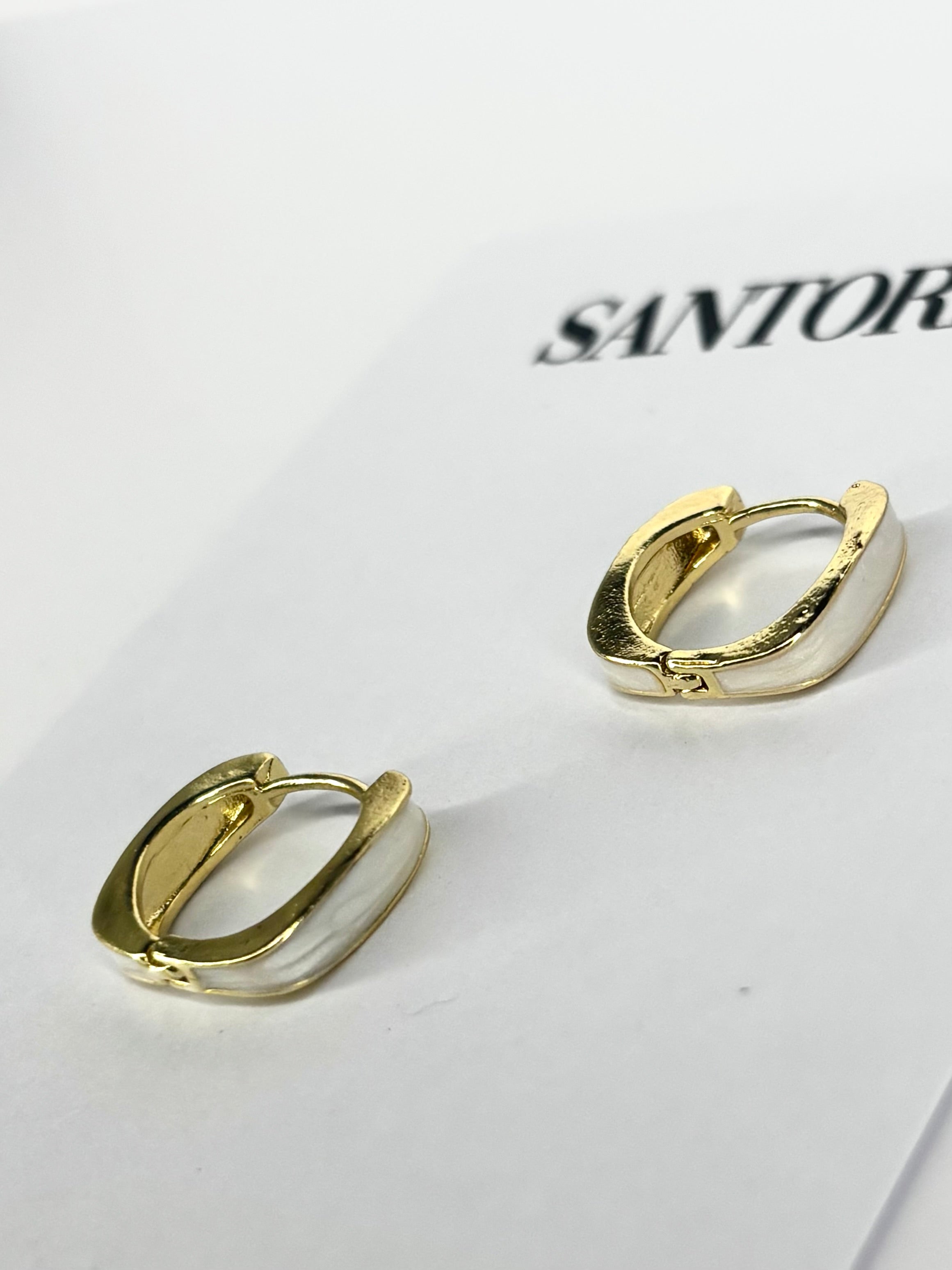 Aritos dorados y blancos