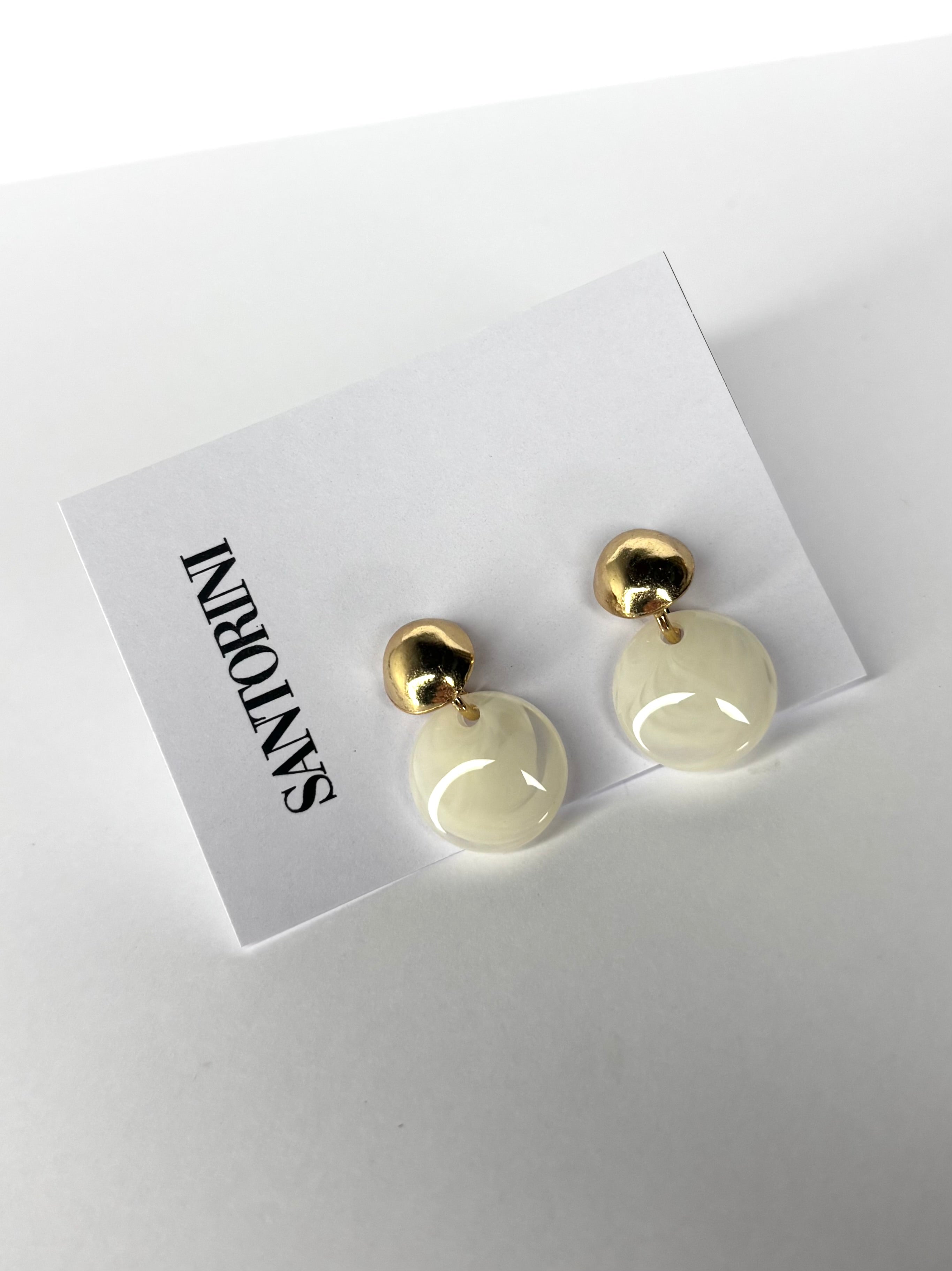 Caravanas blancas y doradas