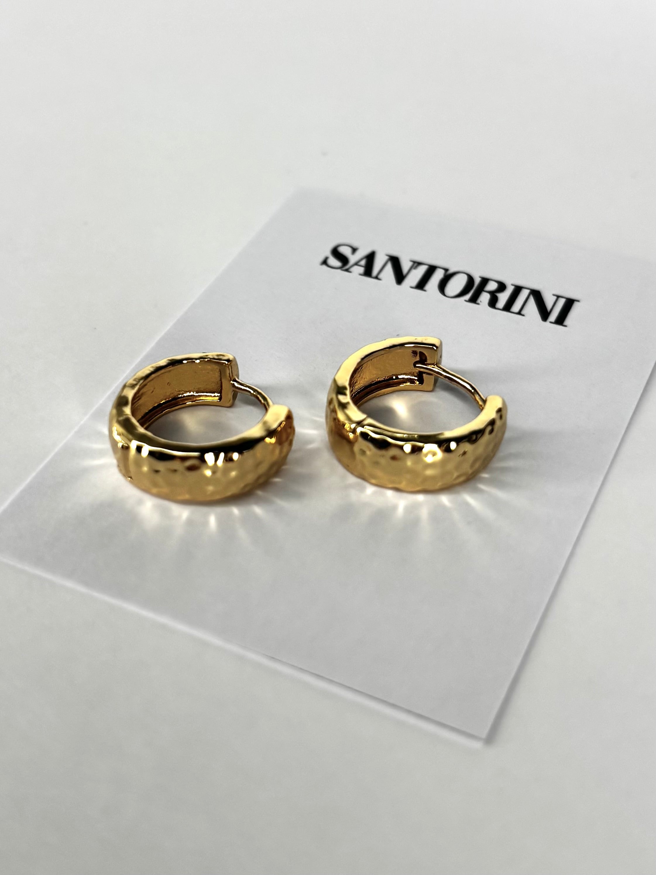 Aritos dorados con textura